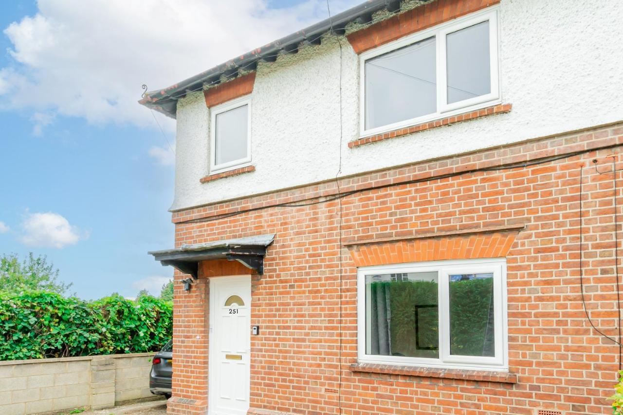 Charming 2-Bedroom Flat With A Garden And Free Parking At Abingdon Oxford Bagian luar foto