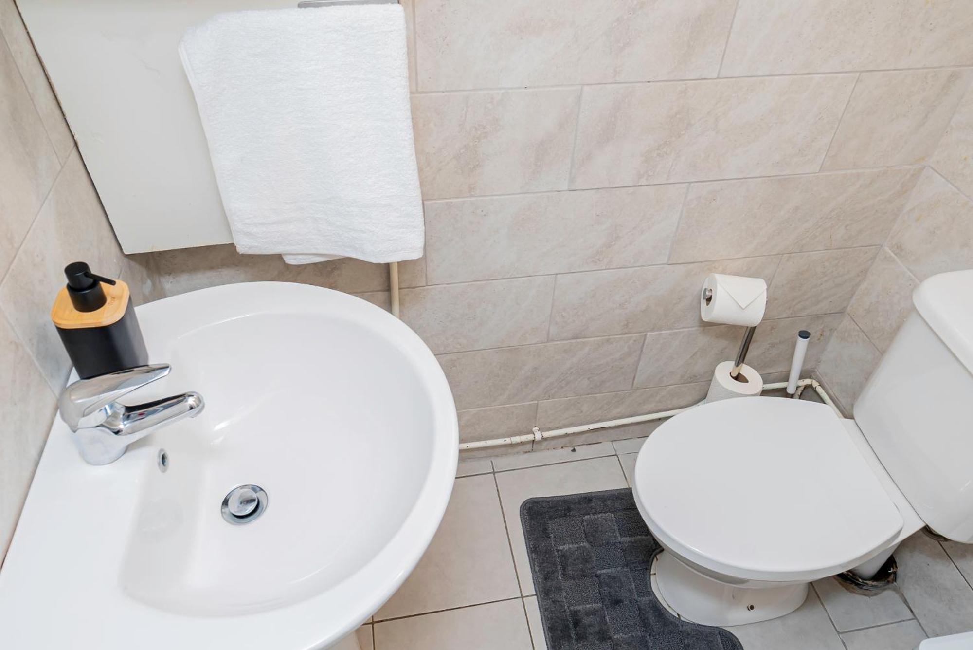Charming 2-Bedroom Flat With A Garden And Free Parking At Abingdon Oxford Bagian luar foto